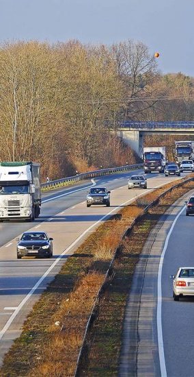 En France, le réseau routier représente plus d’un million de kilomètres et assure plus de 80 % des mobilités, que cela soit pour les voyageurs ou pour le transport routier des marchandises.