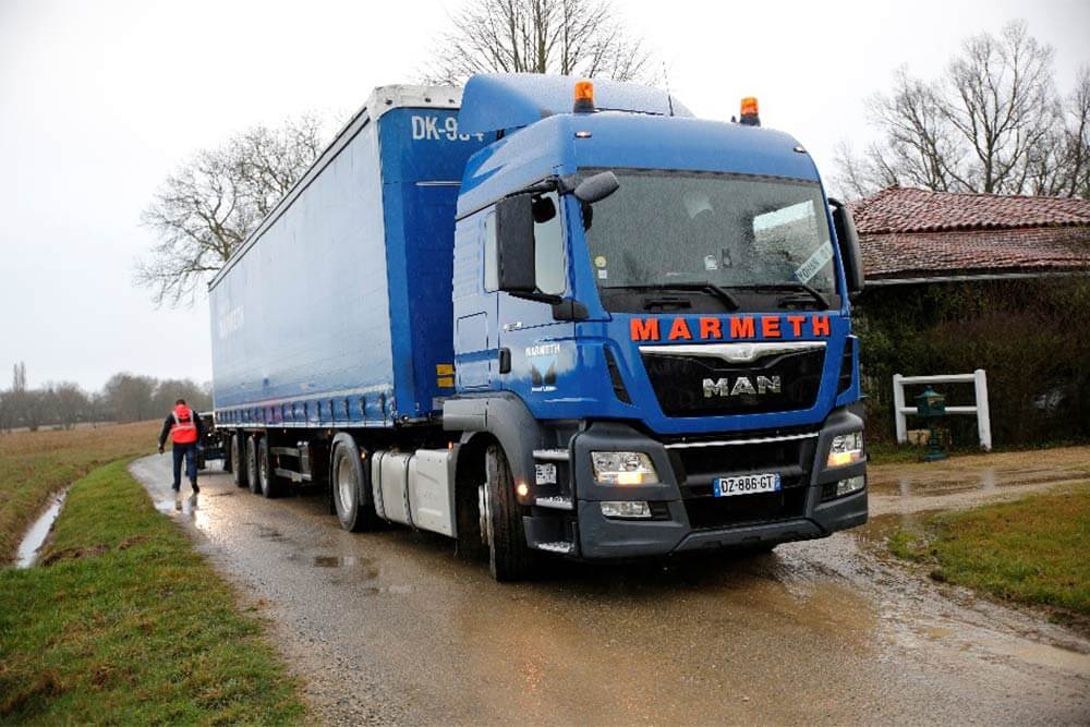 Le jour de la livraison, le conducteur appelle le client pour s’annoncer et lui demander des conseils d’accès. Le camion de livraison est un 40 tonnes.