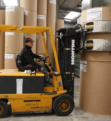 Pour le transport de vos bobines de papiers, Transport Marmeth est équipé de chariots à pince de 3500 KG de capacité