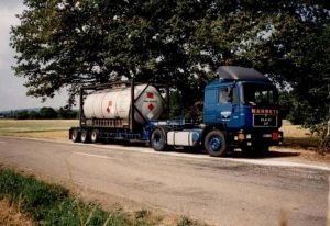 MAN 19372 semi remorque porte conteneur Broshuis transportant un conteneur de gaz.